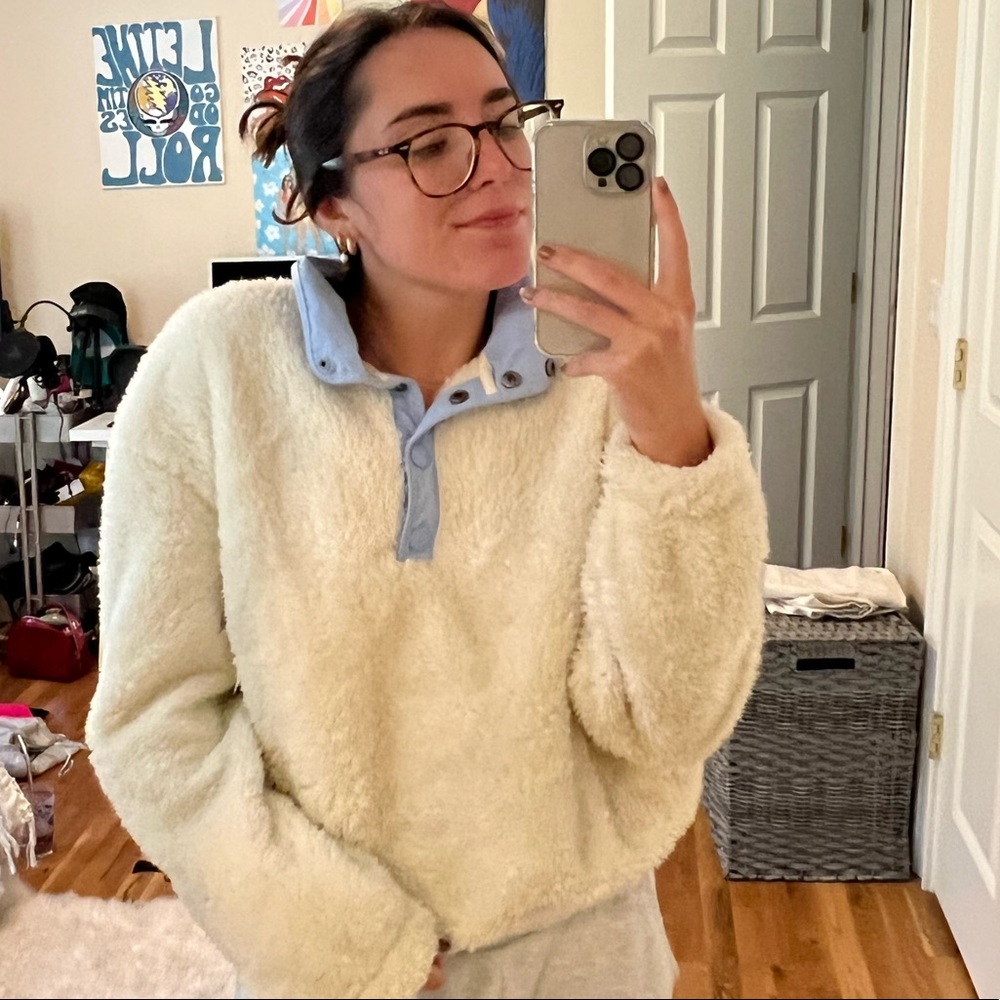 Pacsun Off-white Fuzzy Crew Neck Sweatshirt with Baby Blue Collar